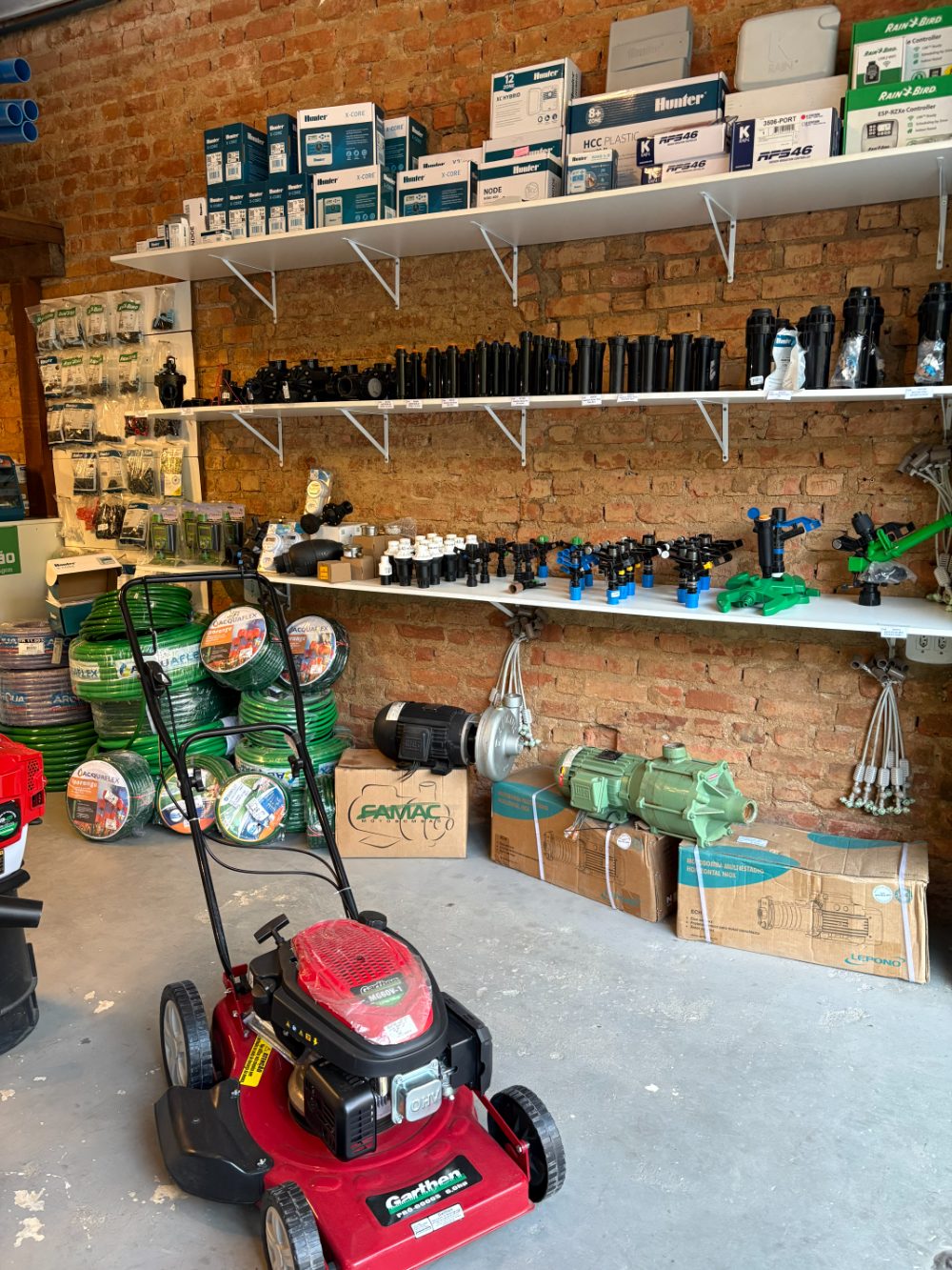 Prateleira de irrigação com produtos Hunter e Rain Bird